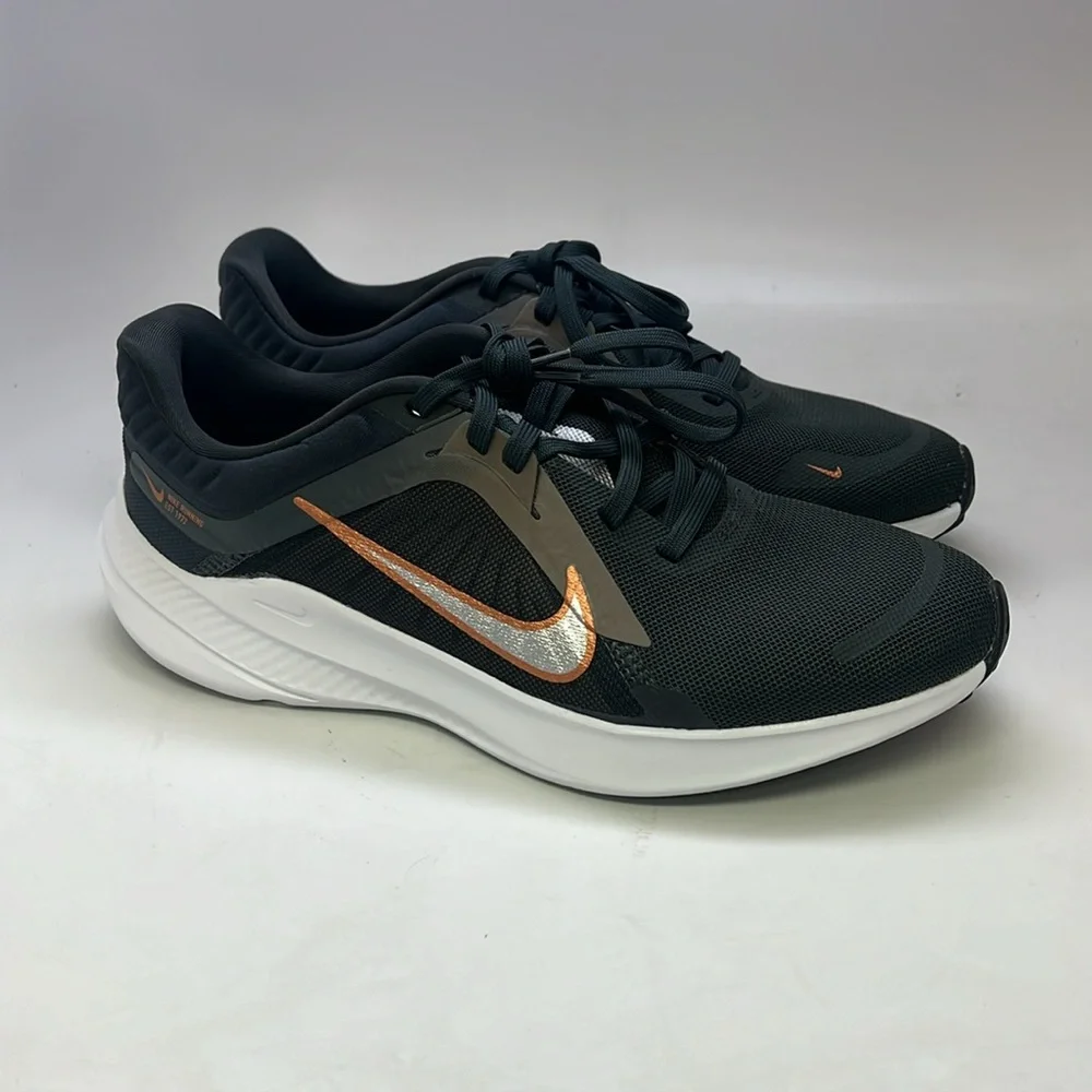 Women’s Nike Quest 5 Sneakers Size 7.5 Dark Smoke Grey/ Metallic Silver NWOB - Picture 3 of 9